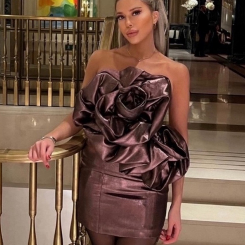 ZARA NEW
Bloggers Fave
Metallic Voluminous
Flower Strapless
Mini Dress